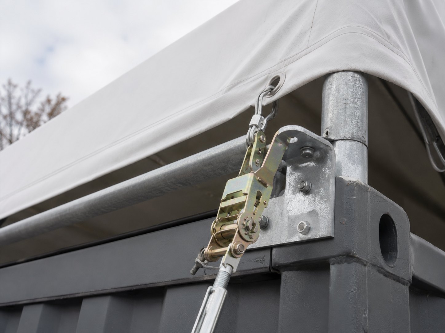 Ratschen-Spanner am oberen Container