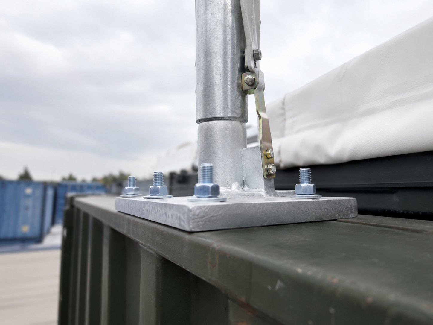 Verschraubte Fußplatte auf dem Container