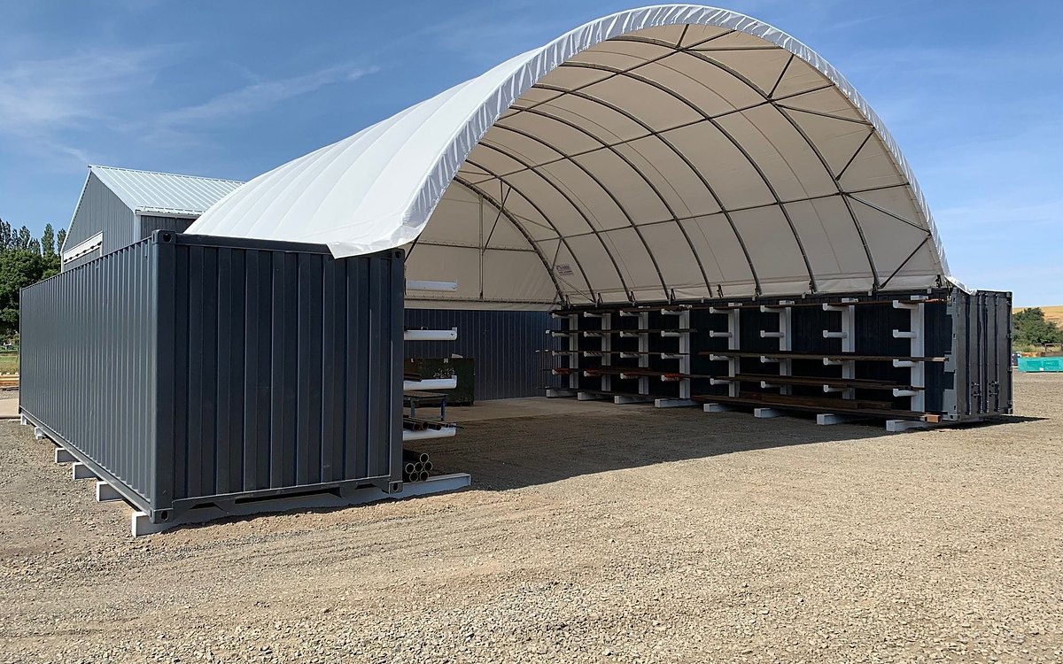 Container-Überdachung zwischen Containern